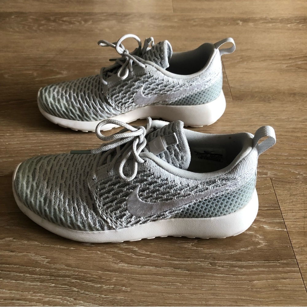 Nike Roshe Run Flyknit in Pure Platinum/Grey/White